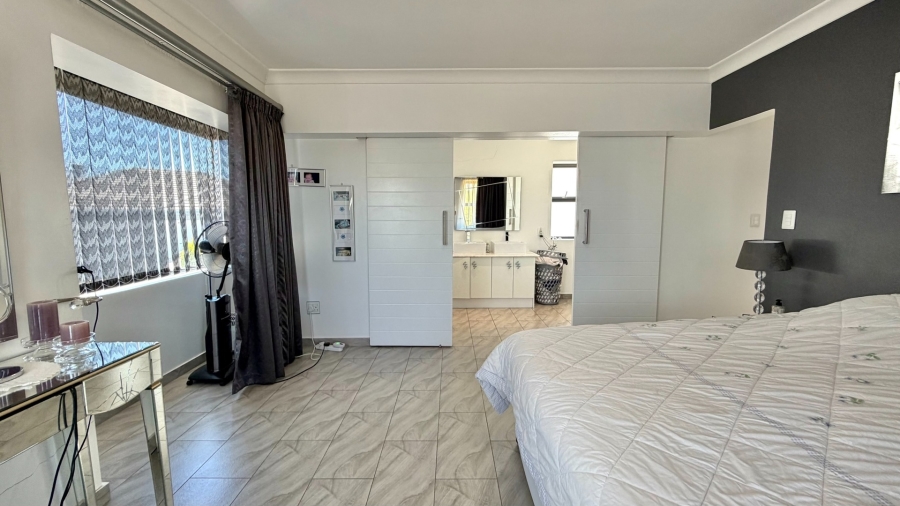 4 Bedroom Property for Sale in La Montagne Western Cape